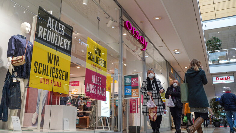 "Alles reduziert. Wir schließen", verkündet die Modekette Orsay in ihrer Filiale im Kornmarkt-Center in Bautzen. Trotz der eindeutigen Botschaft: Das Unternehmen hat noch Rest-Hoffnung.