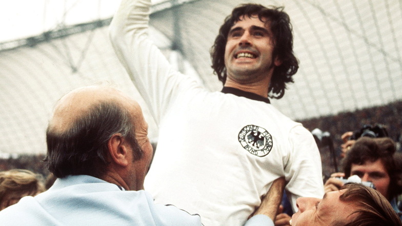 Gerd Müller jubelt am 07.07.1974 mit Bundestrainer Helmut Schön (l) über den Sieg im WM-Finale Deutschland gegen Niederlande bei der Fußball-WM in München.