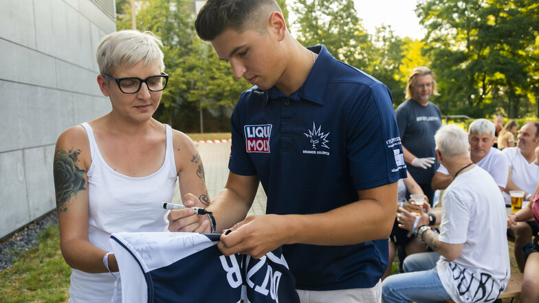 Vladislav Filin ist zurück bei den Eislöwen in Dresden - und gibt bereits erste Autogramme für die Fans..