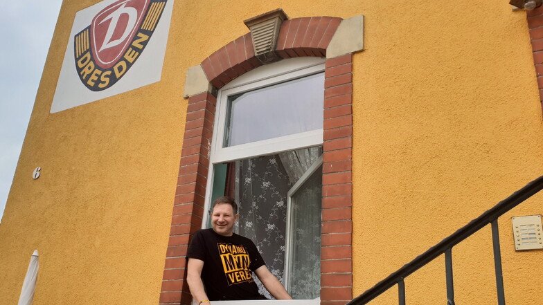 Sven (Benno) Nowotny hat an sein Eltern-Haus in Leutersdorf ein großes Dynamo- Emblem malen lassen.