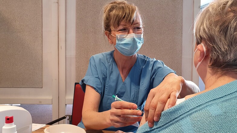 Mechthild Guthke vom Klinikum impft eine Görlitzerin im lokalen Impfzentrum.