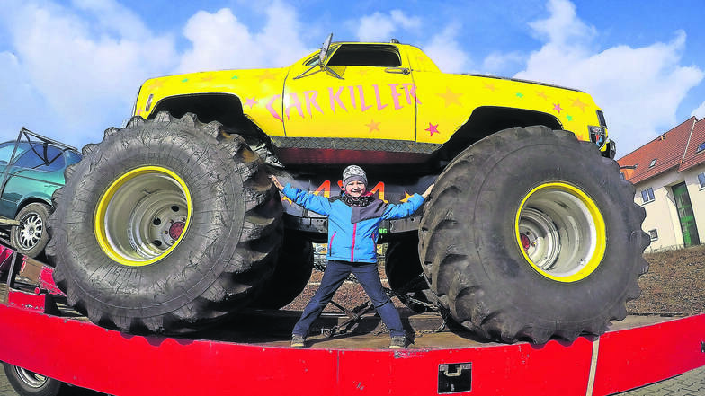 Aron (7) findet den riesigen Monster-Truck cool. In Aktion ist das Schergewicht von Truck am Sonntag auf dem Parkplatz von Nahkauf Meißner an der Straße des Friedens zu sehen.