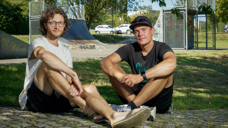 Toni Lange vom Mehrgenerationenhaus (l.) und Streetworker Benno Auras freuen sich: Bautzen bekommt einen neuen Skatepark.