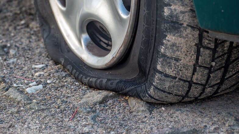 Zwei Reifen eines Vonovia-Transporters sind am Wochenende zerstochen worden. Der Staatsschutz ermittelt.