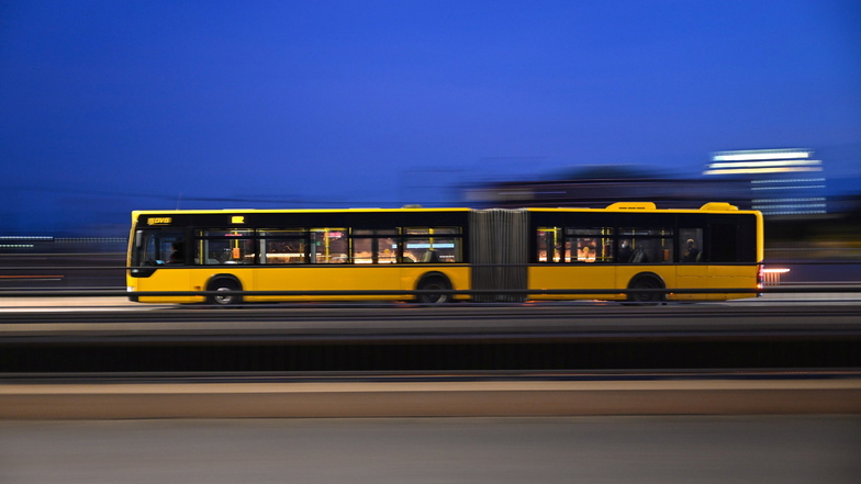 Bus in Dresden muss bremsen - Frau fällt von Sitz und verletzt sich