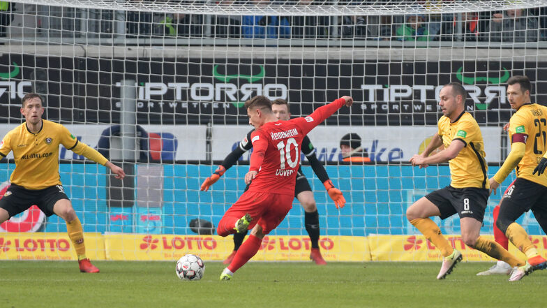 Heidenheims Nikola Dovedan erzielt das 1:0.