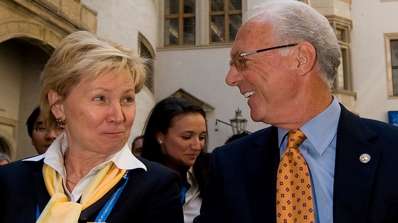 Im Residenzschloss nimmt Franz Beckenbauer im April 2010 Platz neben der damaligen Oberbürgermeisterin Helma Orosz.