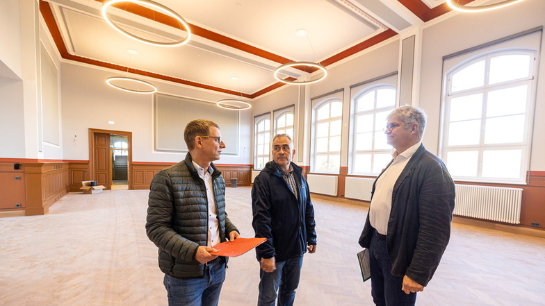 Bürgermeister Markus Dreßler, Hochbau-Chef Jörg Möckel, Architekt Jörg Möser (v.l.): Das Schulhaus Nicolaistraße wollen wir fertig sanieren.