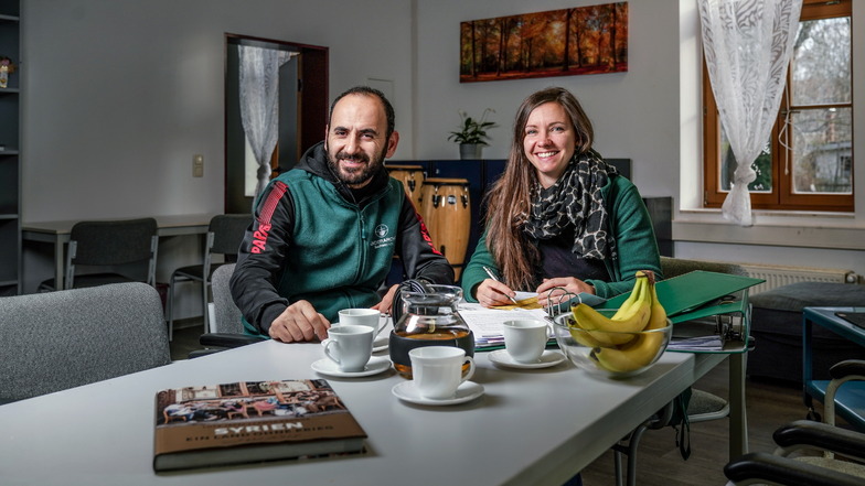 Mitarbeiter Saer Abbas (links) und Einrichtungsleiterin Lisa Krause im Ess- und Wohnzimmer.
