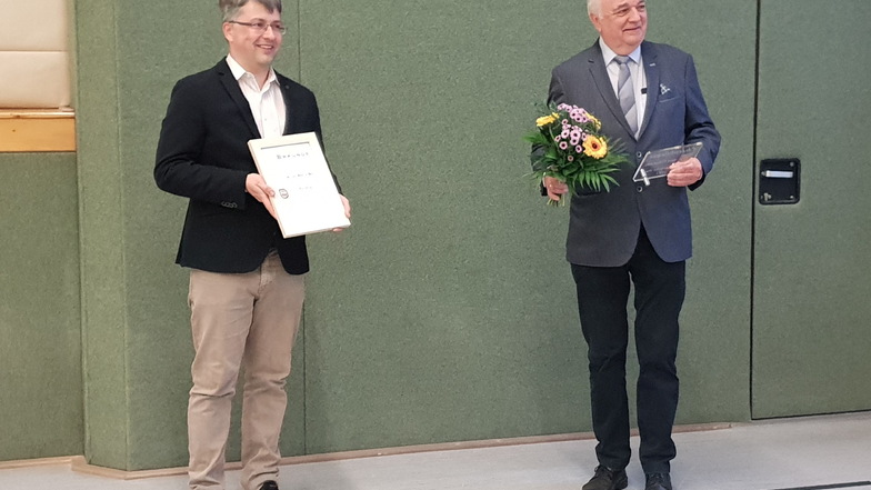 Bürgermeister Cornelius Stempel (links) übergibt Dr. Gottfried Hanzl die Urkunde für die Ehrenbürgerwürde von Oderwitz.
