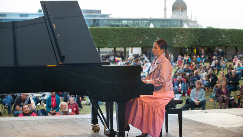 Die Pianistin Maria Burnaeva spielte zur Eröffnung des Palais Sommers am Freitagabend Beethoven und Schumann.