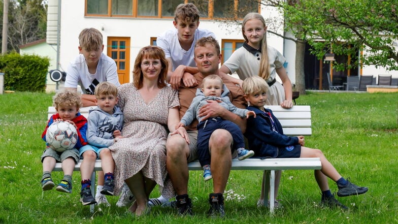 Nicole und Thomas Hoffmann mit sieben gemeinsamen Kindern auf ihrem Herwigsdorfer Grundstück. Die 20-jährige Tochter von Nicole Hoffmann ist gerade nicht zu Hause.