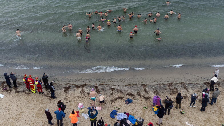 Zahlreiche Schwimmer stürzten sich zum Neujahrsbaden in den Berzdorfer See.