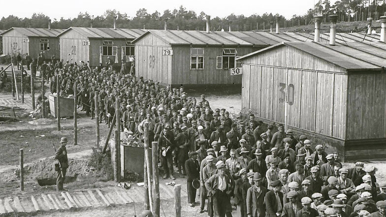 Kriegsgefangenenlager Elsterhorst (heute Nardt). Die Aufnahme zeigt im September 1939 polnische Gefangene die auf Verpflegung warten.