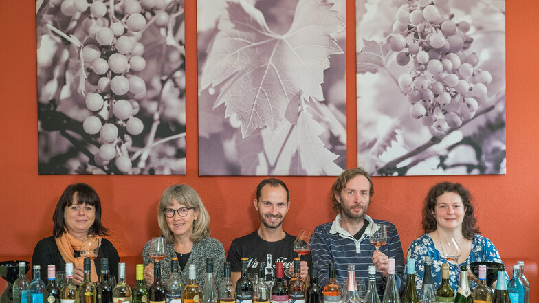 Beim großen Test von alkoholfreien Weinen in der Weinkulturbar Dresden haben mitverkostet: Inhaber Silvio Nitzsche (Mitte), seine Mitarbeiterinnen Jana Phillip (links) und Jana Weiske (rechts) und die SZ-Redakteure Katrin Saft und Christian Mathea.