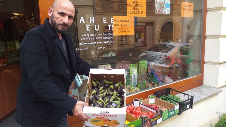Ende Juni schließt Omar Elmuhamad seinen Laden in der Brüderstraße. Bis dahin bietet er die Waren zu günstigeren Preisen an.