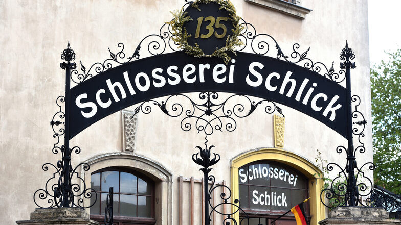Das über 100 Jahre alte Firmenschild über dem Eingangstor der Firma Schlick Metallbau in Zittau.