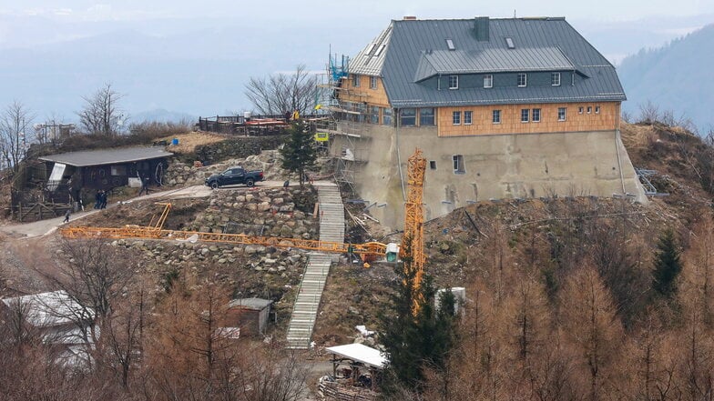 Am Fuße der frisch sanierten Hochwaldbaude liegt der umgestürzte Baukran - quer über der neuen Aufstiegs-Treppe zu Baude.