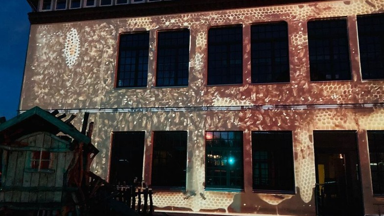 So wird die Fassade jeden Abend beleuchtet.