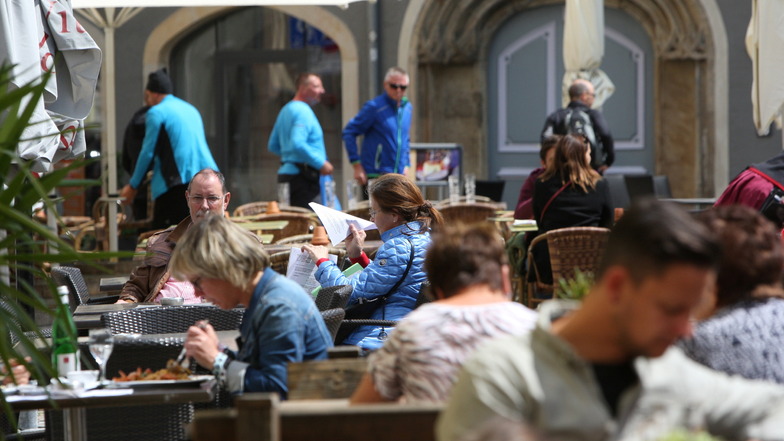 Gastronomie auf dem Pirnaer Markt: Die Gebühr für Tische und Stühle im Außenbereich hat die Stadt erneut auf null gesetzt.