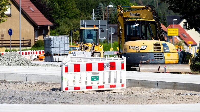 Laut dem Landesamt für Straßenbau und Verkehr liegen die Arbeiten am Kreisverkehr in Sohland/Spree  im Plan. Bis Mitte Oktober soll auch die neugestaltete Mittelinsel fertig sein.