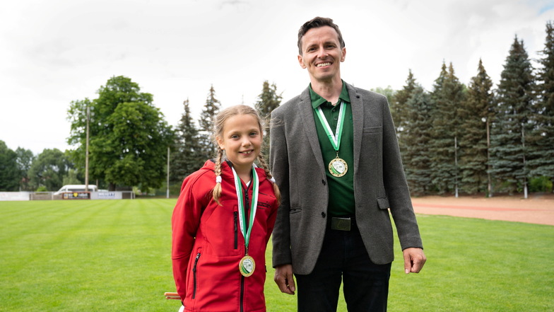 Das jüngste und eines der ältesten Mitglieder des Spielmannszuges Radeberg: Charlotte Kühne (10) & Jens Burkon (40) Veranstaltungsleiter der Meisterschaft.