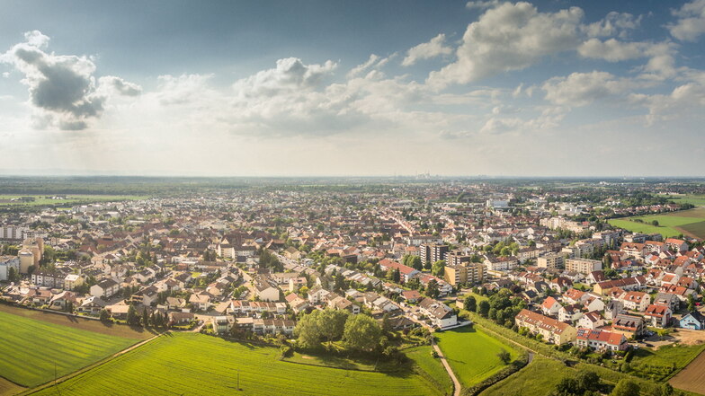Die Gemeinde Oftersheim in der Nähe von Heidelberg hat mit ihren etwa 12.000 Einwohnern eine ähnliche Größe wie Weinböhla mit gut 10.000 Einwohnern. Sie ist ebenso durch eine ländliche Struktur sowie den Charakter als Wohngemeinde gekennzeichnet.