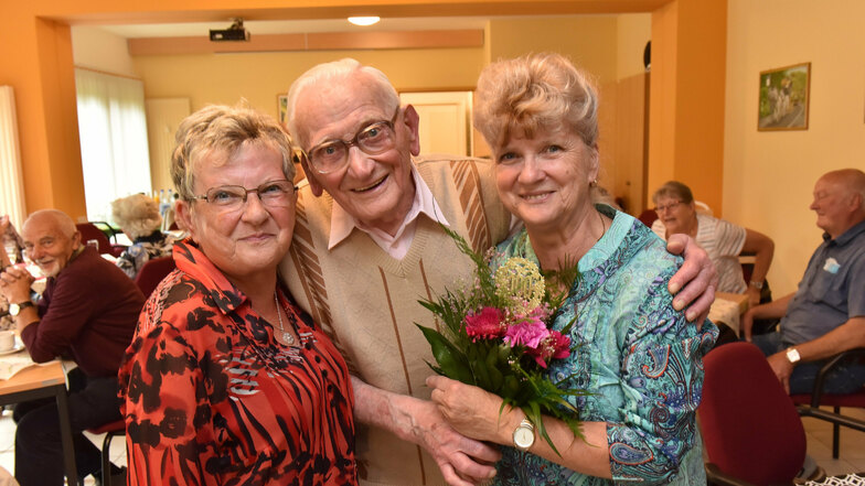 Die Töchter Sieglinde Rühle und Petra Böhme (re.) gratulieren dem Jubilar Hermann Deutsch im Dippser Seniorenzentrum zu seinem 100. Geburtstag.