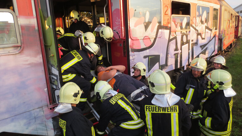 Geübt: Sieben Verletzte musste die Weinböhlaer Feuerwehr aus einem Waggon holen.