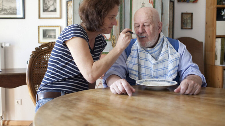 Altenpflege, die Zuwendung braucht und harte Arbeit bedeutet, ist längst ein florierendes Geschäftsmodell.