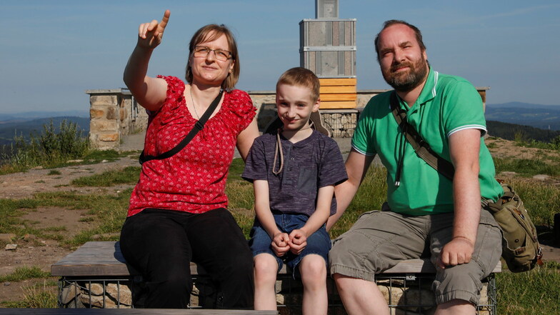Familie Müller aus Zittau ist begeistert, wie sich der Gipfel der Lausche verändert hat. "Und die Aussicht vom Turm ist der Wahnsinn", finden die drei.