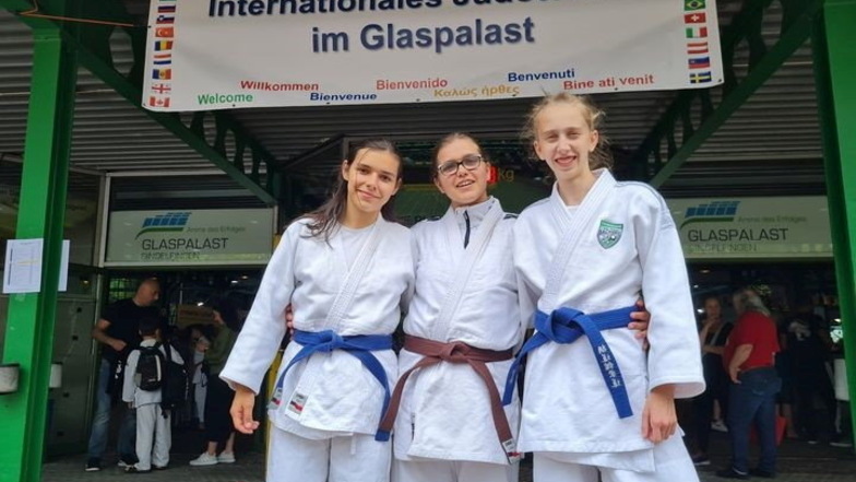 Anna (von links) und Sarah Lorenz sowie Lucy Joelle Wetzig vom Döbelner SC sind beim 20. Internationalen Judo-Pokalturnier im Glaspalast Sindelfingen gestartet.