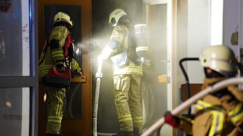 Die Feuerwehr musste mit Atemschutz den Brand in der ehemaligen Schule am Sonntagnachmittag im Bautzener Stadtteil Gesundbrunnen löschen.