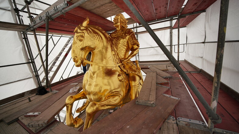 2020 ließ Fuchs und Girke den Goldenen Reiter in Dresden einhausen, um ihn restaurieren zu können.