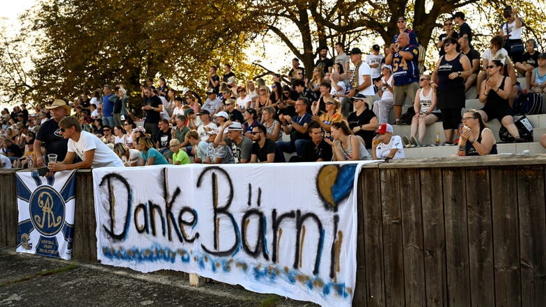 Das Banner sagt alles: "Danke Bärni". Im Trainingszentrum an der Bärnsdorfer Straße absolvierten die Dresden Monarchs in drei Spielzeiten insgesamt 13 Punktspiele.