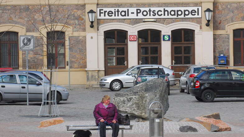 Der Parkplatz vor dem S-Bahnhof in Freital Potschappel soll im Dezember für neun Tage gesperrt werden.