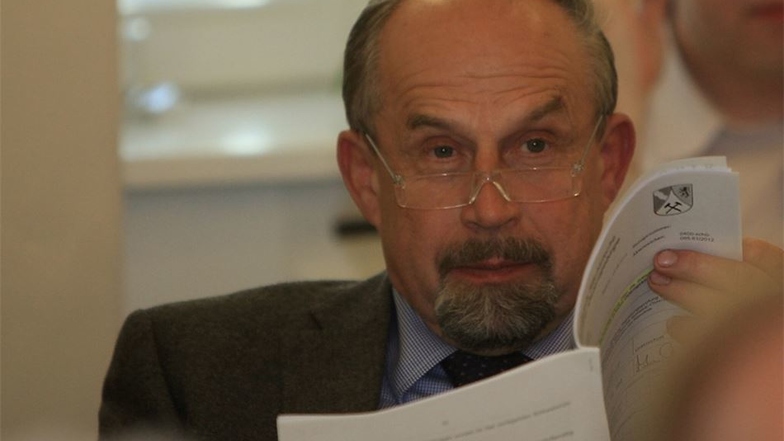 Michael Jacobi, 64, ist seit den 90er-Jahren Gemeinderat in Reinhardtsdorf-Schöna. Erst für die Freien Wähler und seit 2004 für die NPD. Im selben Jahr wurde der selbstständige Klempnermeister auch in den Kreistag gewählt.