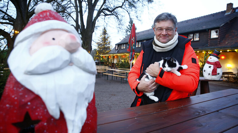 Alles ist vorbereitet, auch die Weihnachtsdeko steht: Heiligabend und am zweiten Feiertag öffnet Holger Zastrow den Biergarten Landgut Hofewiese für Besucher.