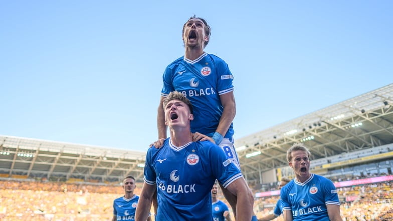 Ein ganz besonderer Moment für Ryan Naderi (unten). Er feiert mit Sigurd Haugen auf den Schultern sein Tor zum 1:1.