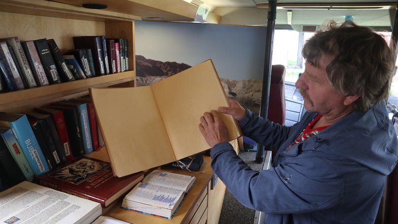 Über 1.000 Orte in Deutschland und einige Orte in Polen, Tschechien, Ungarn und Rumänien besuchte das BibelMobil bereits. Mitarbeiter Andreas Schmidt zeigt eine Blinden-Bibel.