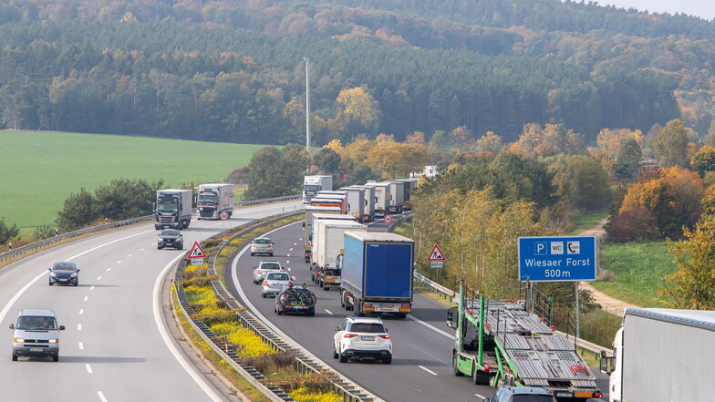Auch ohne voll gesperrte Überholspuren fließt der Verkehr auf der A4 im Kreis Görlitz nicht immer flüssig.