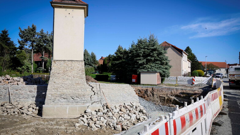 Moritzburg: Weggerutschte Mauer an der Dorfstraße in Steinbach wird neu gebaut