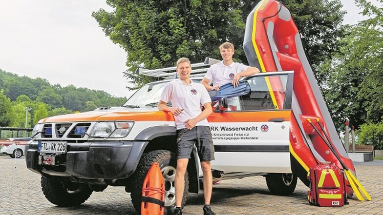 Marcel Legler (23, li.) und Paul Rademacher (20) von der DRK-Wasserwacht Freital helfen im Sommer, die Ostseestrände zu sichern.