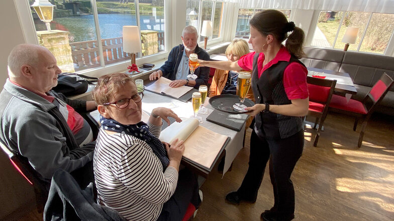Sylvia Haußig serviert frisch gezapftes Bier in der Jonsdorfer Gondelfahrt. Zum Mittagessen können die Gäste auch weiterhin kommen.
