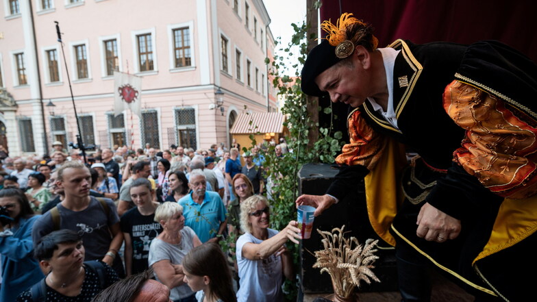 Octavian Ursu (rechts) verschenkt Landskron-Bier auf der Bühne am Untermarkt.