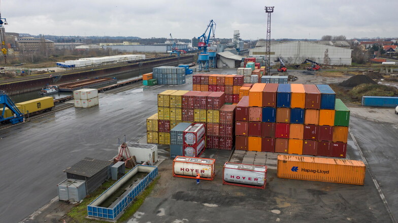 Im Riesaer Hafen werden unter anderem Container umgeschlagen. Um die Menge der Container zu erhöhen, wird schon lange an Plänen für ein neues Terminal gearbeitet.