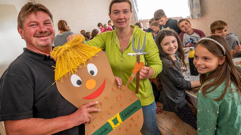 Für Wolfram Hirsch und Peggy Ruhnau gab es von den Grundschülern eine Kartoffel aus Pappe.