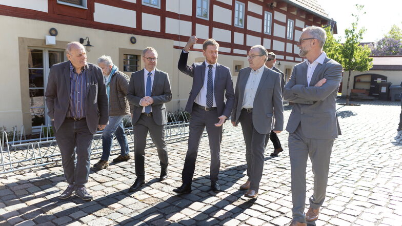 Sachsens Ministerpräsident Michael Kretschmer (Mitte) wird vom Gröditzer Bürgermeister Enrico Münch (3.v.l.) und Mitstreitern des hiesigen Wirtschaftsforums im Dreiseithof begrüßt.