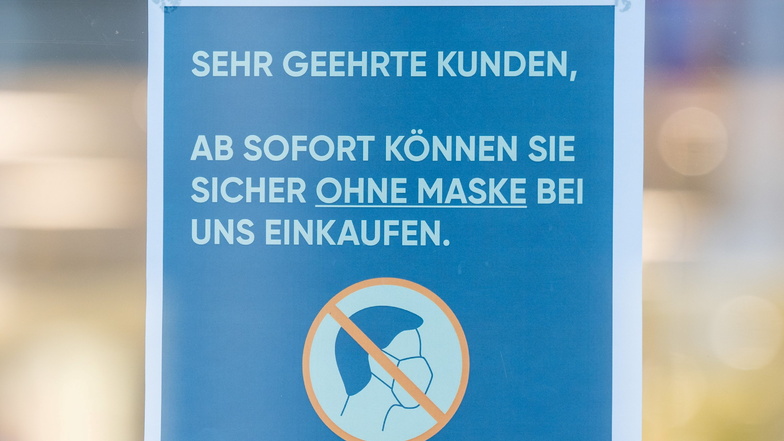 Ein Schild an einem Schaufenster informiert die Kunden über den Wegfall der Maskenpflicht im Einzelhandel. In Sachsen ist die Maskenpflicht in Geschäften nach rund zwei Jahren gefallen.