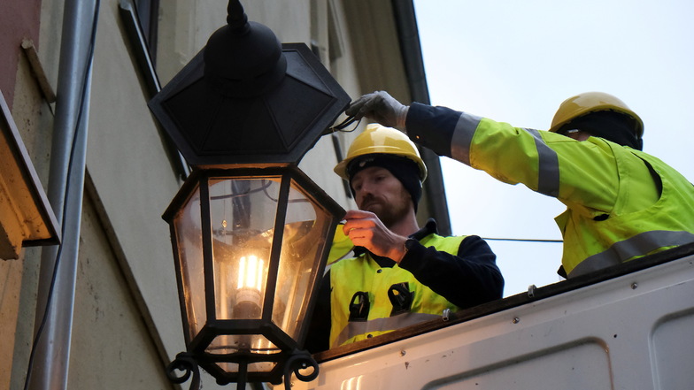 Mitarbeiter der Meißener Stadtwerke beim Einbau der LED-Leuchte auf der Burgstraße.